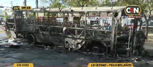 Ardió bus frente al Ykua Bolaños - C9N