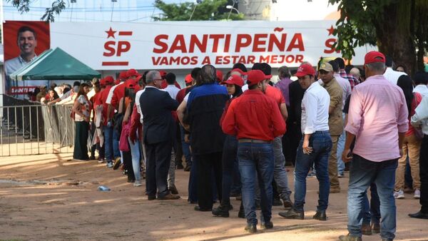 Largas filas para saludar a Horacio Cartes en su cumpleaños