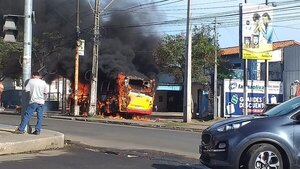 Colectivo se quema frente al Ykuá Bolaños (VIDEO)