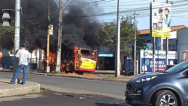 Colectivo se quema frente al Ykuá Bolaños (VIDEO)