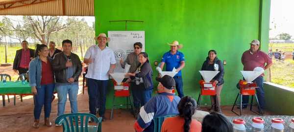 MAG capacita y entrega insumos a comités de productores de Paraguarí y Amambay - .::Agencia IP::.