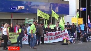 Docentes se manifiestan en exigencia de más rubros | Noticias Paraguay
