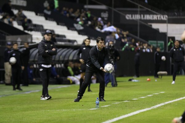 Daniel Garnero extiende su contrato con Libertad por dos años más