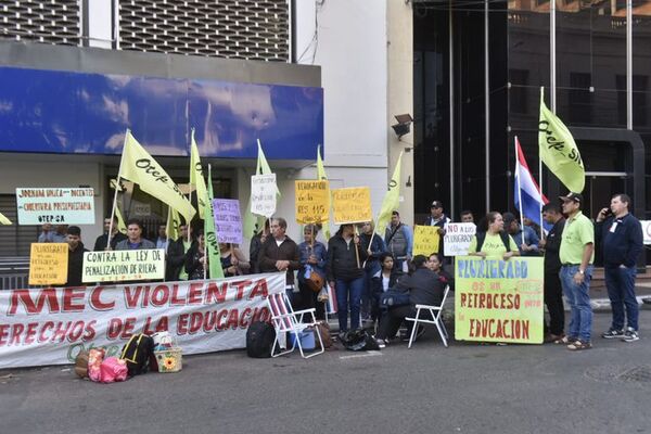 Docentes de la OTEP piden al MEC devolución de rubros - Nacionales - ABC Color