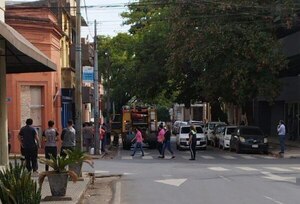 Diario HOY | Incendio consumió parte de un edificio de dos plantas en el centro de Asunción