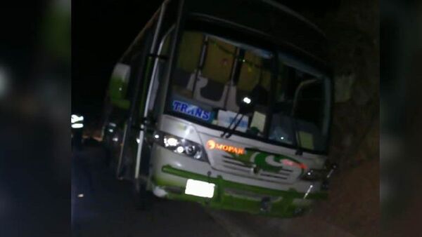Autobús atropella bloqueo de ruta y deja 5 muertos en Bolivia