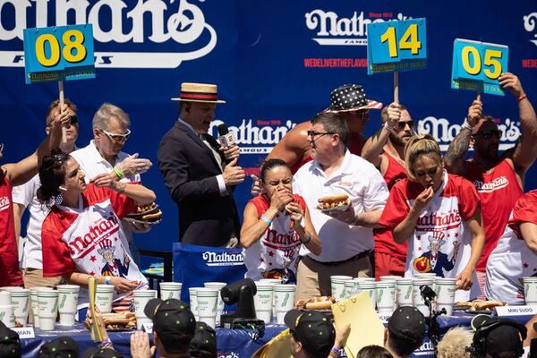 EEUU ya tiene nuevos campeones de ingesta de hot dogs - Estilo de vida - ABC Color