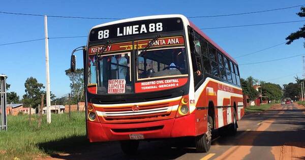 La Nación / Empresa de transporte continúa pago a usuarios tras detectarse cobro indebido