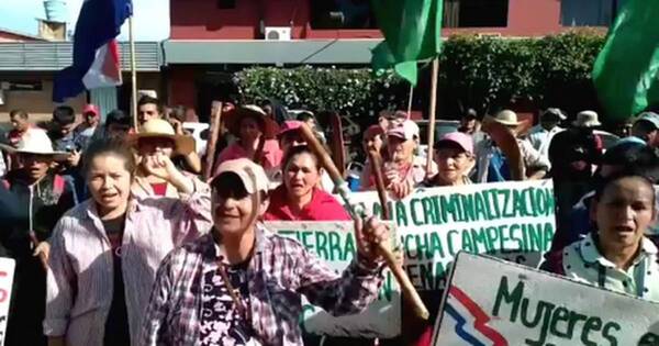 La Nación / Labriegos exigen liberación de 9 mujeres detenidas en desalojo