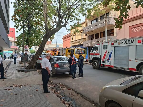 Controlan un incendio en el centro de Asunción - Policiales - ABC Color