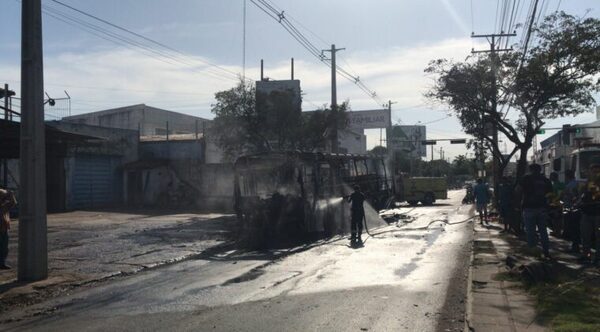 Incendio de bus: Vendedor perdió Gs. 1 millón en frutas