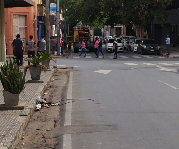 Incendio y explosiones en un edificio de Asunción, bomberos piden apoyo