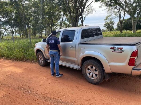 Camioneta robada en el barrio Defensores del Chaco fue hallada abandonada en Cerro Memby - Radio Imperio