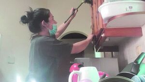 Para estudiar, de día es limpiadora y por la noche delivery