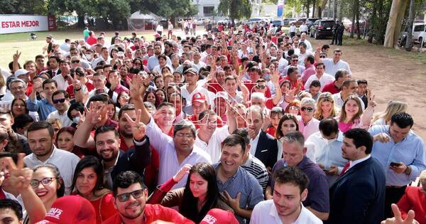 La Nación / Unas 6.000 personas saludaron a Horacio Cartes por su cumpleaños