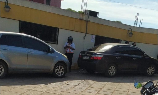 Médicos siguen estacionando en área de urgencias del Hospital Regional de Coronel Oviedo - OviedoPress