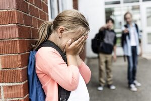 Madre se enteró que su hijo hacía bullying y lo obligó a pedir perdón