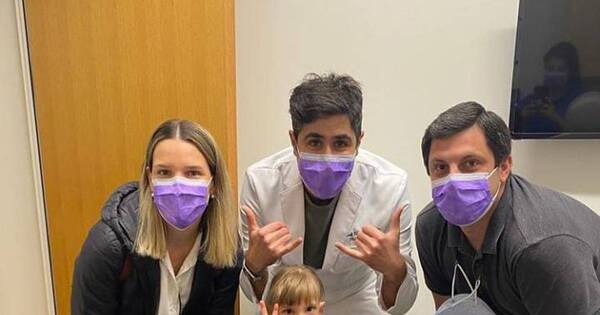 La Nación / Niña paraguaya accedió a cirugía reconstructiva de oreja e implante de sistema auditivo en EEUU