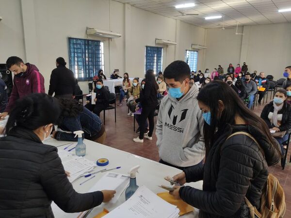 Jóvenes excluidos de las becas de Yacyretá exigen explicaciones - Nacionales - ABC Color