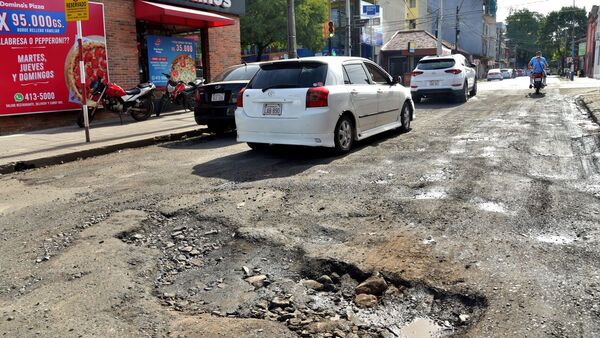 Asunción es intransitable a causa de baches en avenidas y veredas