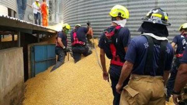 Crónica / Dos trabajadores sufrieron un grave accidente en un silo; uno de ellos falleció