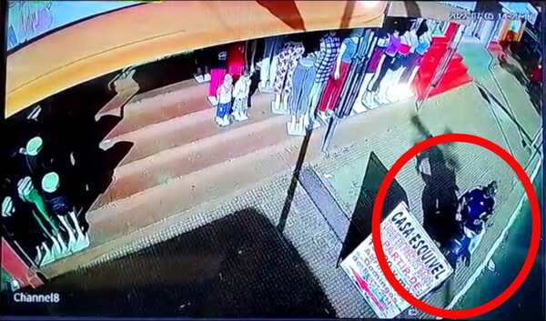 Solitario delincuente “levanta” motocicleta estacionada en el microcentro de CDE - La Clave