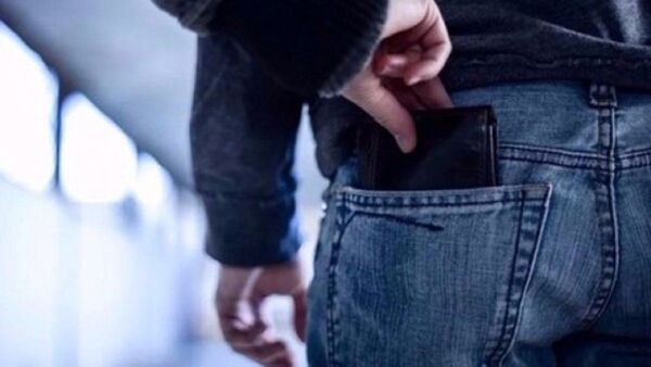 Pasajeros atrapan a presuntos descuidistas con docena de antecedentes
