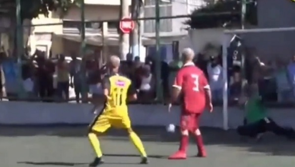 Romario marca golazo: Sombrerito y toque sutil - La Prensa Futbolera