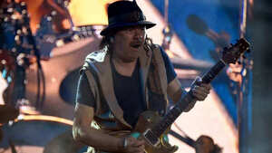 Carlos Santana se desvanece en pleno concierto | 1000 Noticias