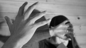 Mujer está grave y su pareja dice que se cayó al tender la ropa
