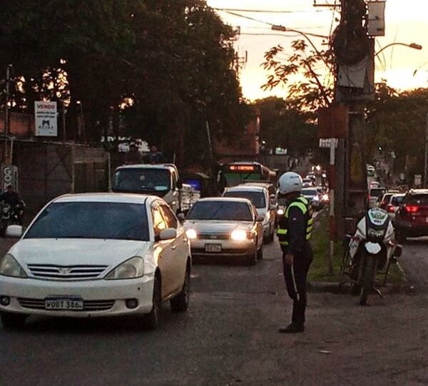 Triple choque causó embotellamiento sobre la avenida Artigas | 1000 Noticias