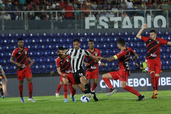 El verdadero golazo de Roque Santa Cruz pero que no le alcanzó a Libertad