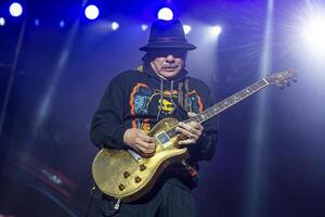 Santana se recupera tras colapsar sobre el escenario