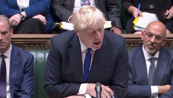 El gobierno de Boris Johnson pende de un hilo: una ola de renuncias vació su gabinete y piden su dimisión