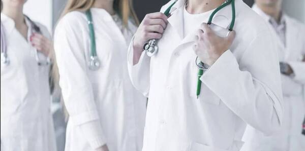 Médicos denuncian despidos irregulares en el IPS por no apoyar a Hugo Velázquez - Noticiero Paraguay