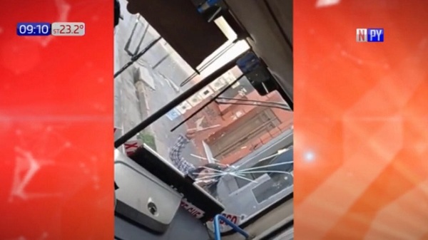 Iracundo taxista rompió parabrisas de un colectivo | Noticias Paraguay
