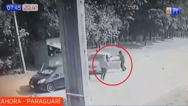 Hombre mayor se salva de robo de auto, por ser de caja mecánica