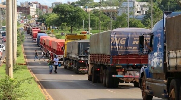 Camioneros se movilizaran si no baja el precio del combustible