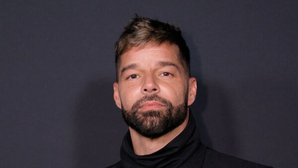 Ex mánager de Ricky Martin le exige platal por "salvar su carrera"