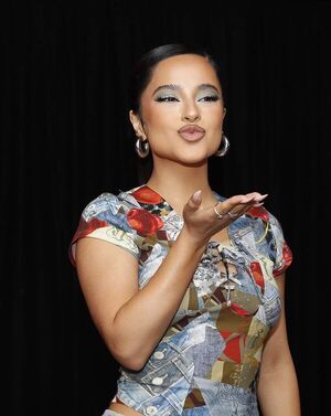 Becky G se pronuncia por el aborto, control de armas y sus raíces latinas - Gente - ABC Color