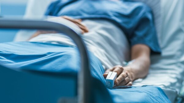 Mujer está internada en grave estado: Su pareja asegura que se cayó colgando ropa, pero familiares no le creen