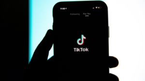 Senadores de Estados Unidos piden investigar a TikTok por presunto espionaje chino