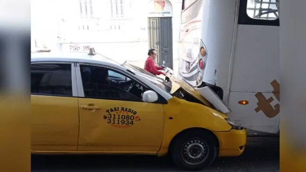 Furioso taxista rompe parabrisas de bus tras choque