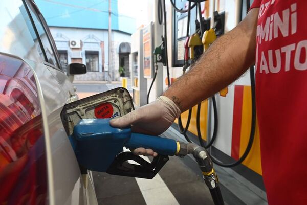 Combustibles: Los emblemas privados también esperarán para subir precios, al igual que Petropar - Nacionales - ABC Color