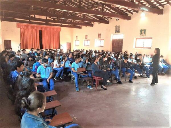 Capacitan a estudiantes de Yaguarón para que sepan identificar y denunciar los actos de violencia - Nacionales - ABC Color