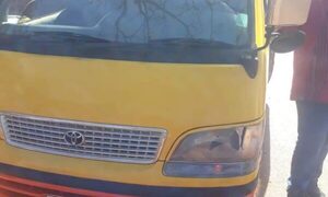 Niña de 8 años fue arrollada por un transporte escolar al salir de la escuela