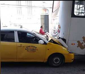 Taxista furioso reventó un colectivo en Asunción
