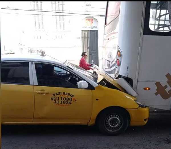 Taxista furioso reventó un colectivo en Asunción