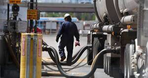 La Nación / Precio internacional del petróleo se “hunde” por temor a recesión global
