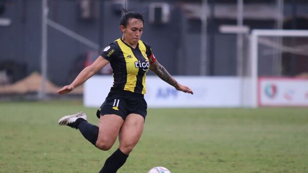 Jugadora de Guaraní aclara que no pide saldo a cambio de fotos sexys